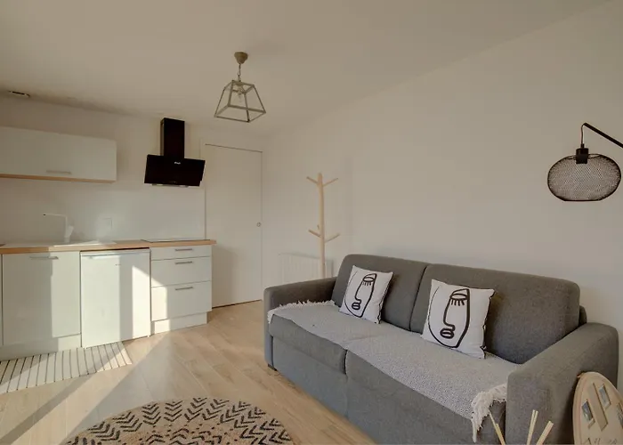 Πανσιόν Maison De L'aiguillon 2*